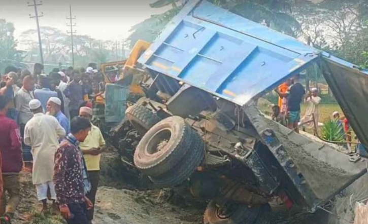 ট্রেনের ধাক্কায় বালুবাহী ট্রাকের ৩ জন নিহত