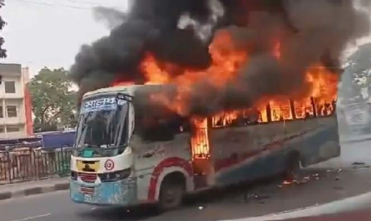 গুলিস্তান জিরো পয়েন্টে বাসে আগুন