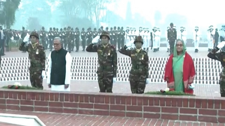 স্মৃতিসৌধে রাষ্ট্রপতি ও প্রধানমন্ত্রীর শ্রদ্ধা