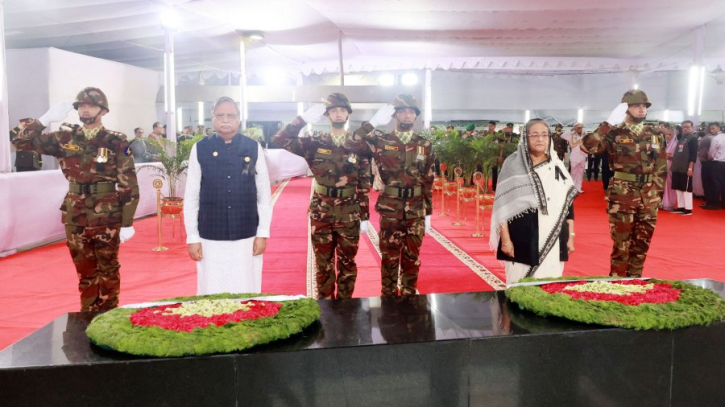 জাতির পিতার প্রতিকৃতিতে রাষ্ট্রপতি ও প্রধানমন্ত্রীর শ্রদ্ধা