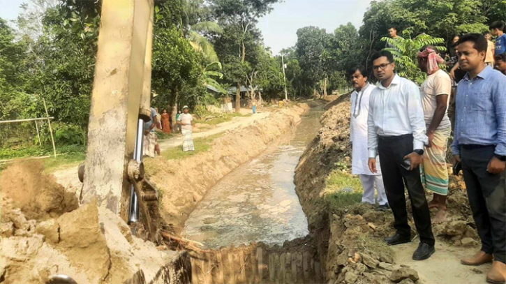 জমি দিলেন দুজন, জলাবদ্ধতা থেকে রক্ষা পেল ৮০০ হেক্টরের ধান