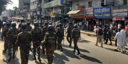 সেনাবাহিনী ও জনতার ধাওয়ায় পালালেন রিকশাচালকরা