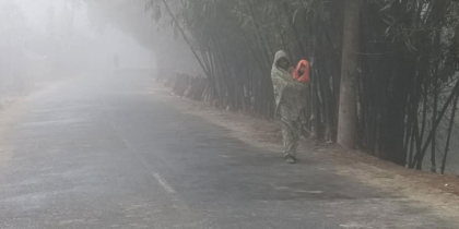 কুয়াশায় ঢাকা কুড়িগ্রাম, হেডলাইট জ্বালিয়ে চলছে গাড়ি