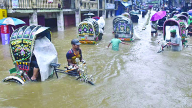 চট্টগ্রামে ভারী বৃষ্টিতে জলাবদ্ধতায় ভোগান্তি চরমে