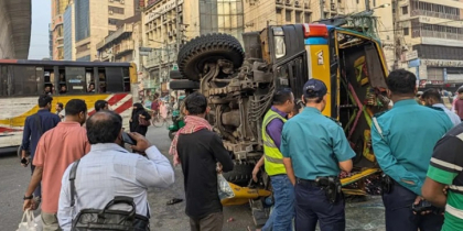 রাজধানীতে বাস-ট্রাকের মুখোমুখি সংঘর্ষ, রিকশার যাত্রী নিহত