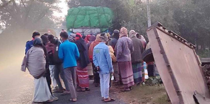 সূর্য উঠার আগেই সড়কে গেল ৩ শ্রমিকের প্রাণ