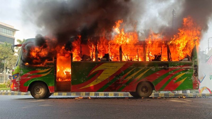 মতিঝিলে বাসে আগুন