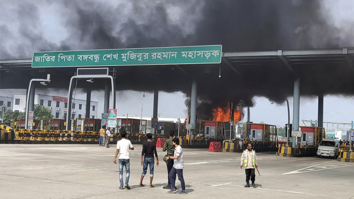 ধলেশ্বরী সেতু টোল প্লাজায় বাসে আগুন