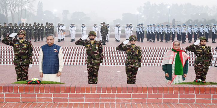 জাতীয় স্মৃতিসৌধে রাষ্ট্রপতি-প্রধানমন্ত্রীর শ্রদ্ধা